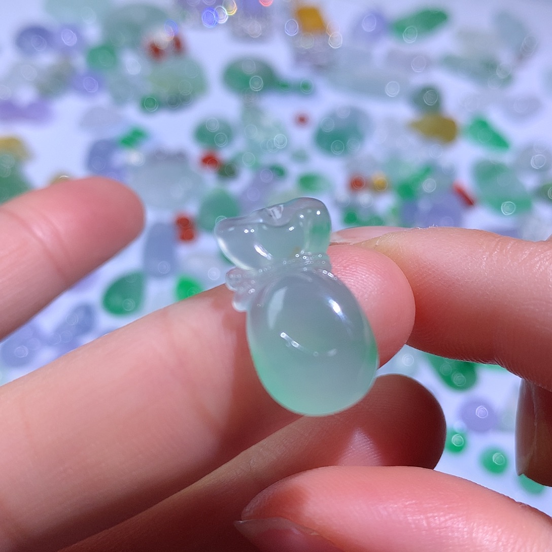 翡翠颈饰未镶嵌福袋