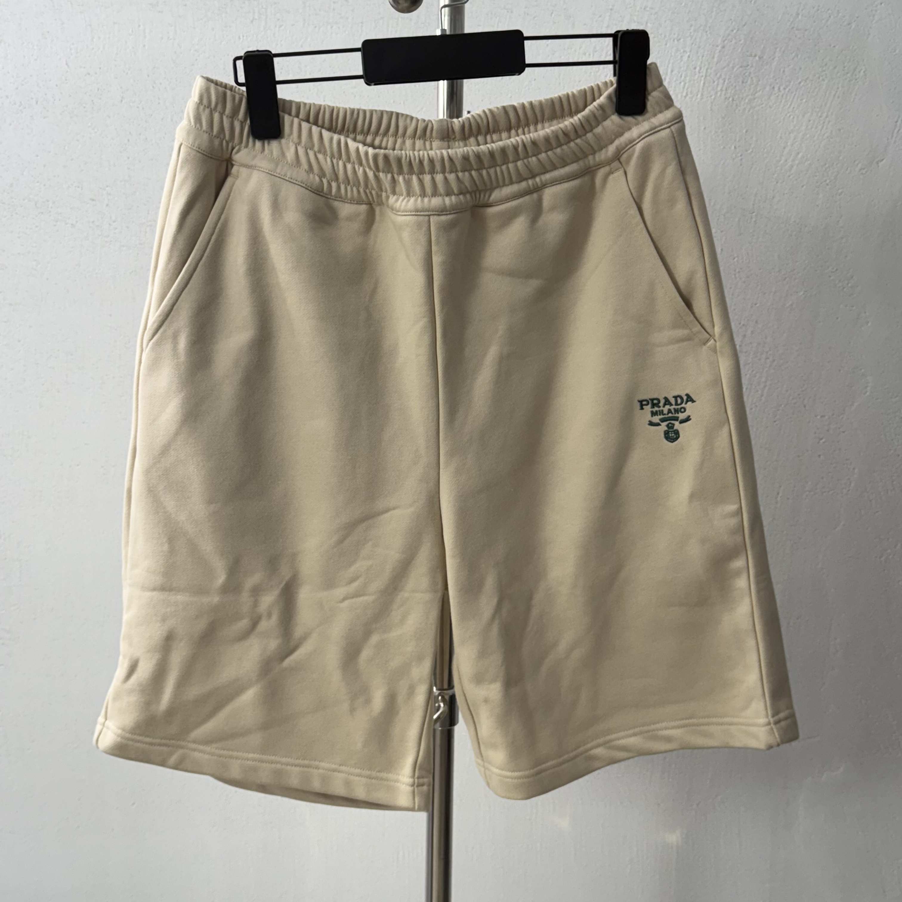 99新 Prada/普拉达 刺绣标杏色松紧腰抽绳短裤 pp873