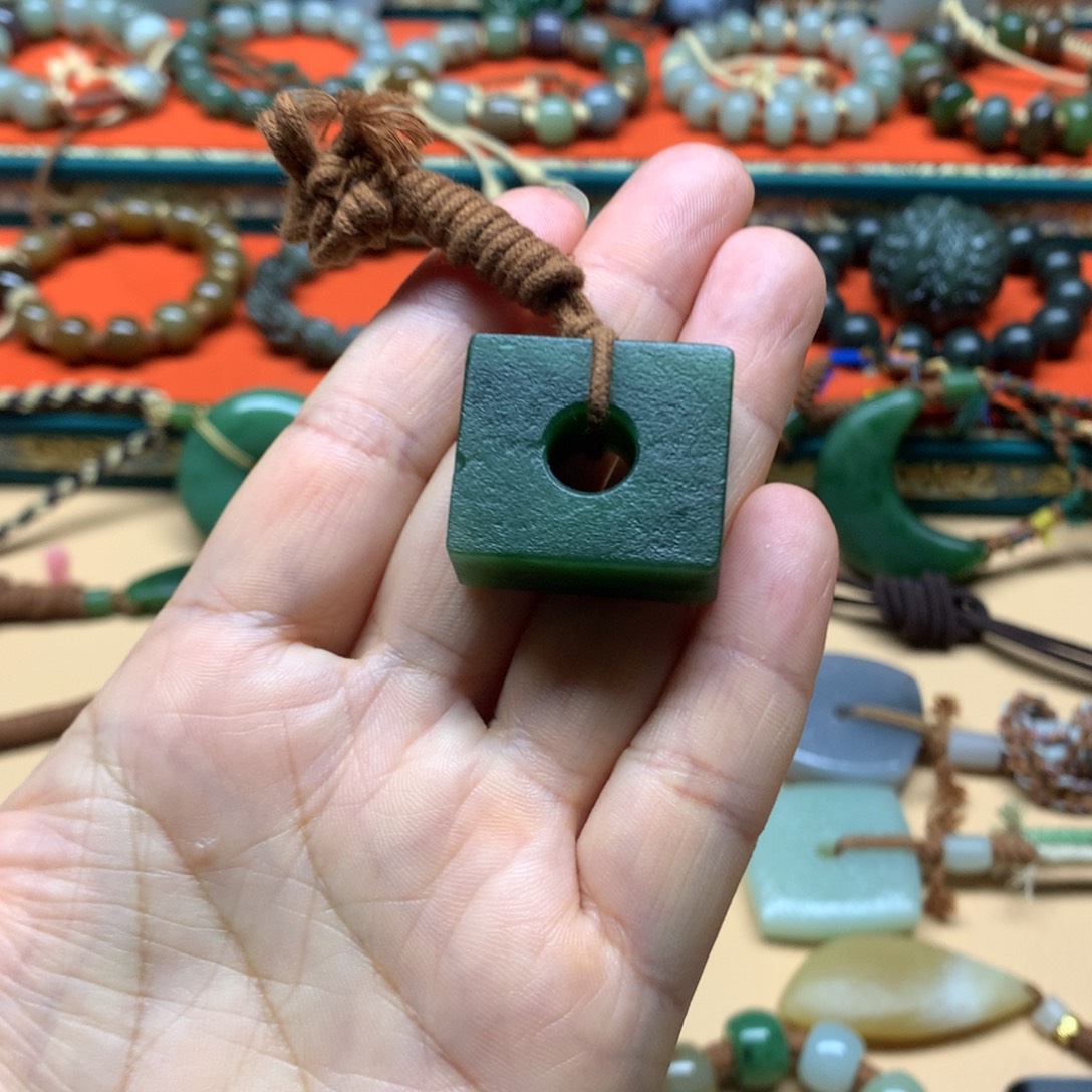 旭***东和田玉未镶嵌颈饰