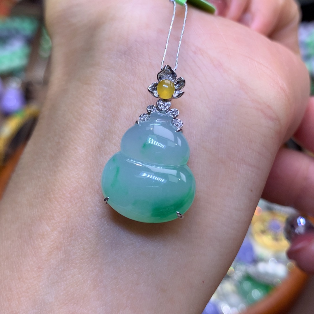 翡翠18K金镶嵌颈饰