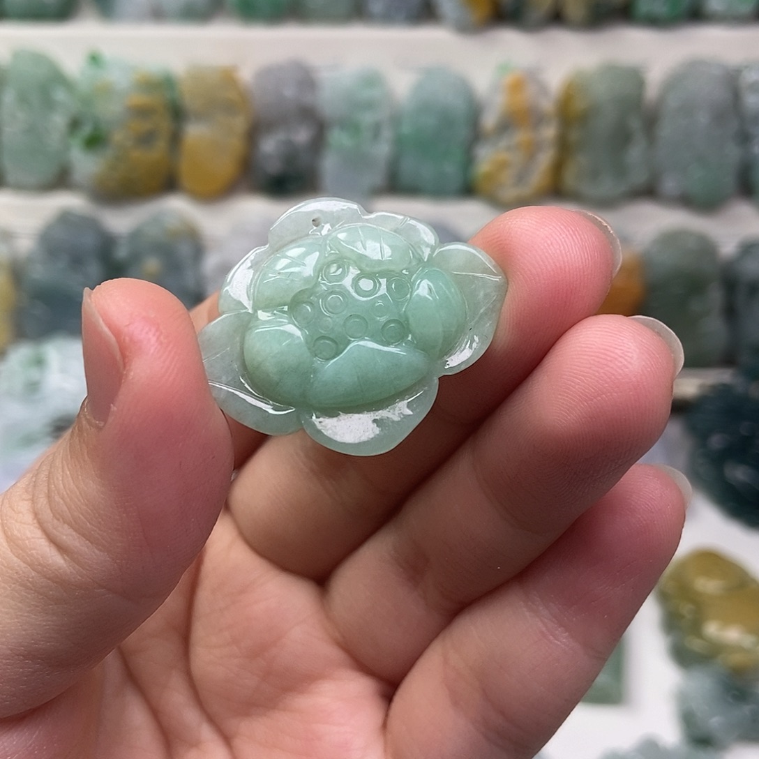 翡翠未镶嵌吊坠(赠链)