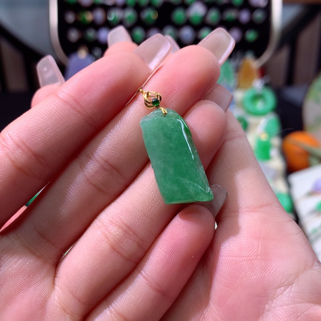 翡翠颈饰18K金镶嵌翡翠