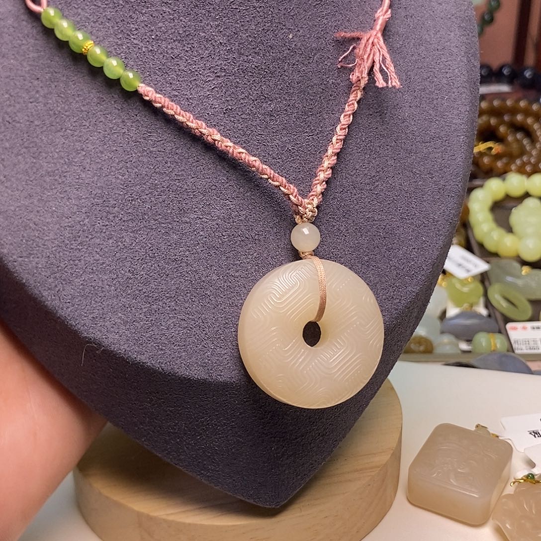 和田玉未镶嵌颈饰藕粉老矿料红粉平安扣