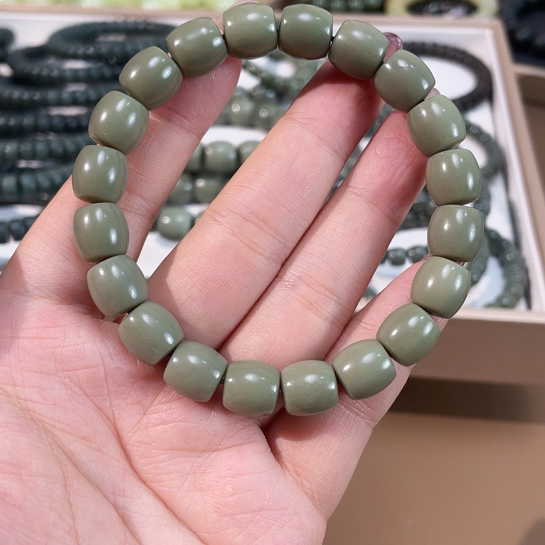 和田玉手链未镶嵌豆青10