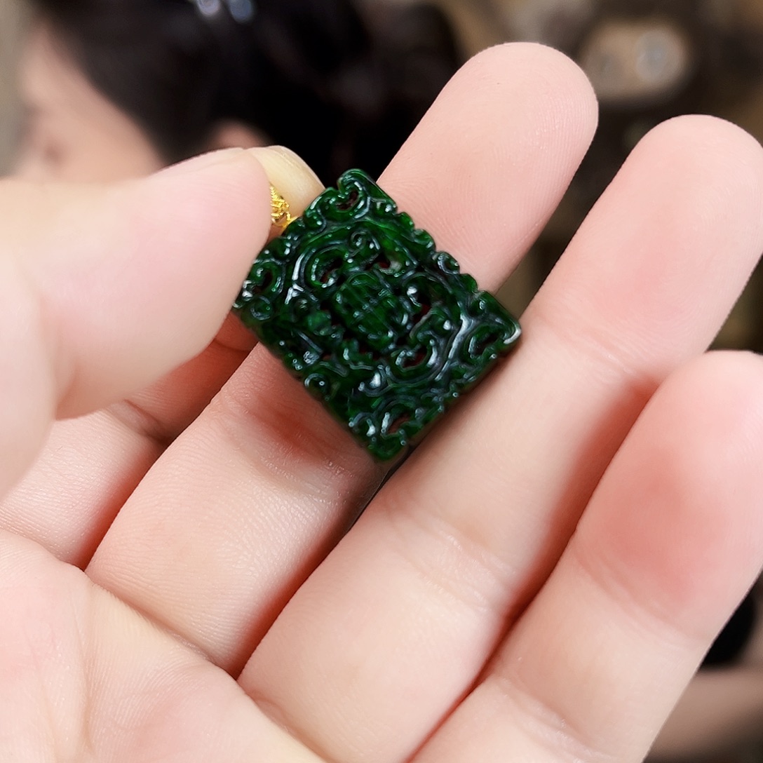 翡翠18K金镶嵌颈饰吊坠