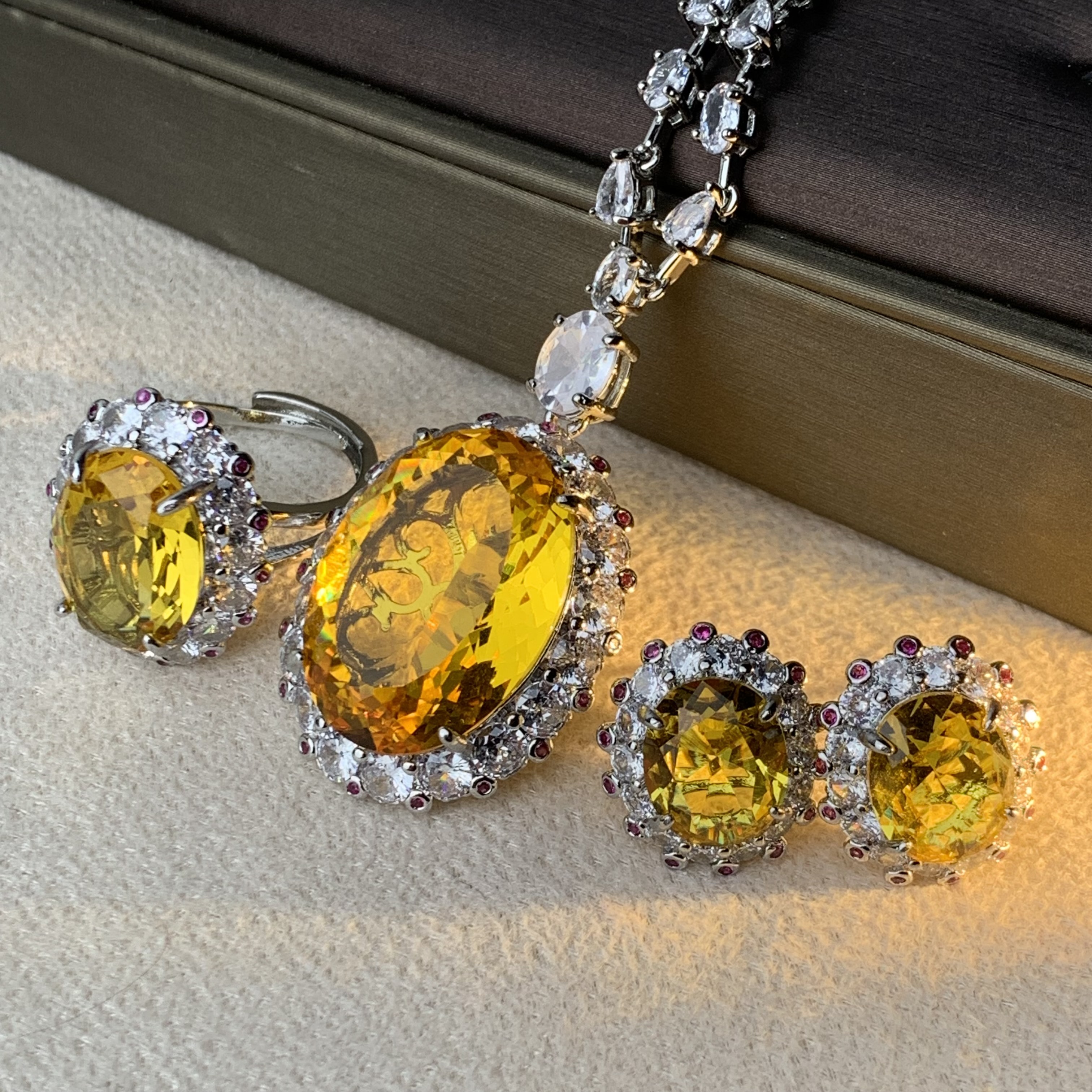  6102项链--收藏级轻奢时尚设计首饰送礼盒【三件套】