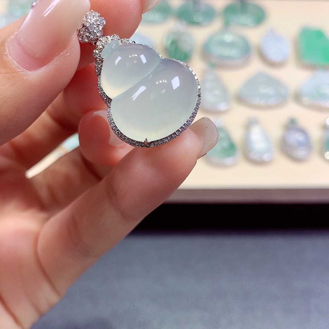 翡翠18K金镶嵌颈饰翡翠