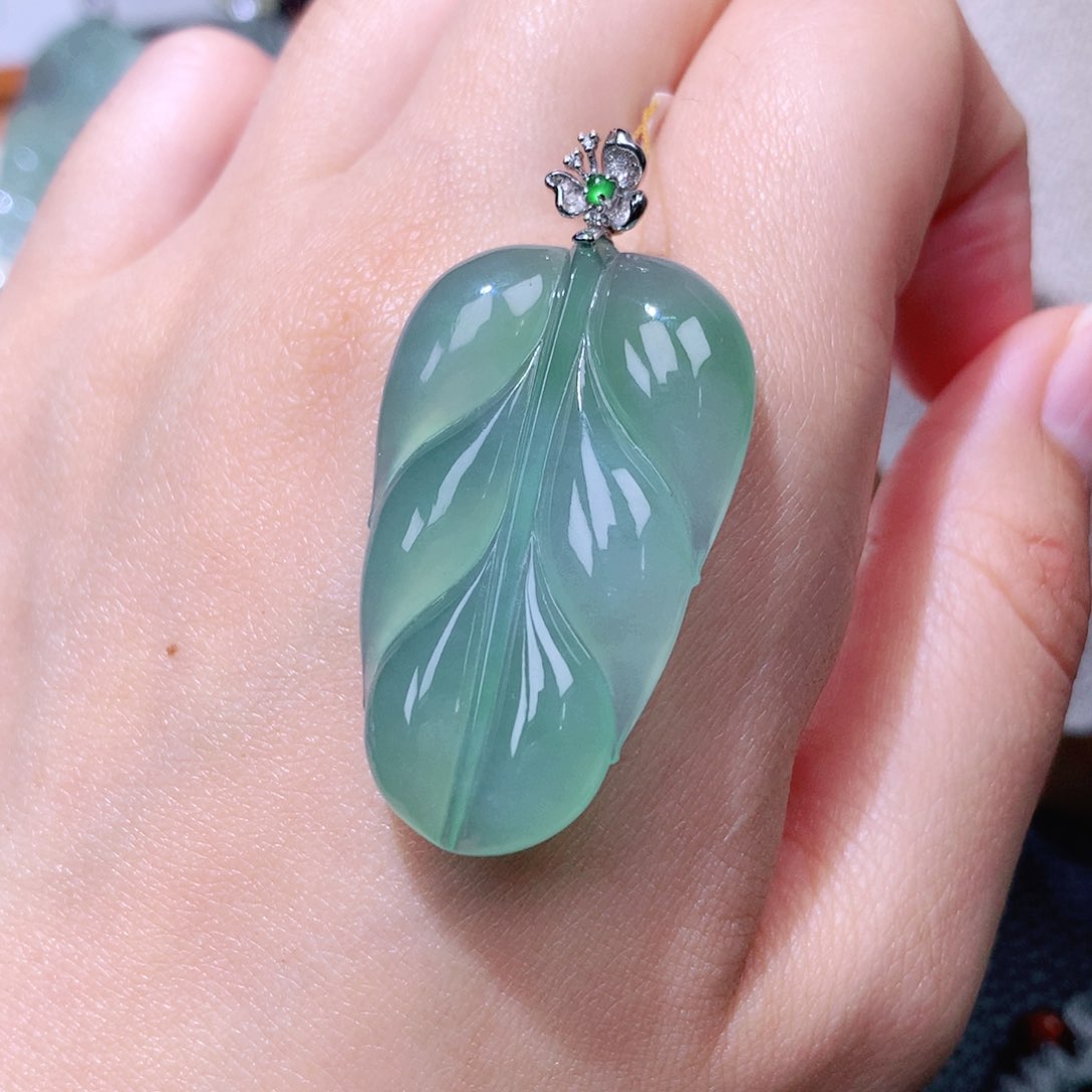 颈饰18K金镶嵌翡翠叶子