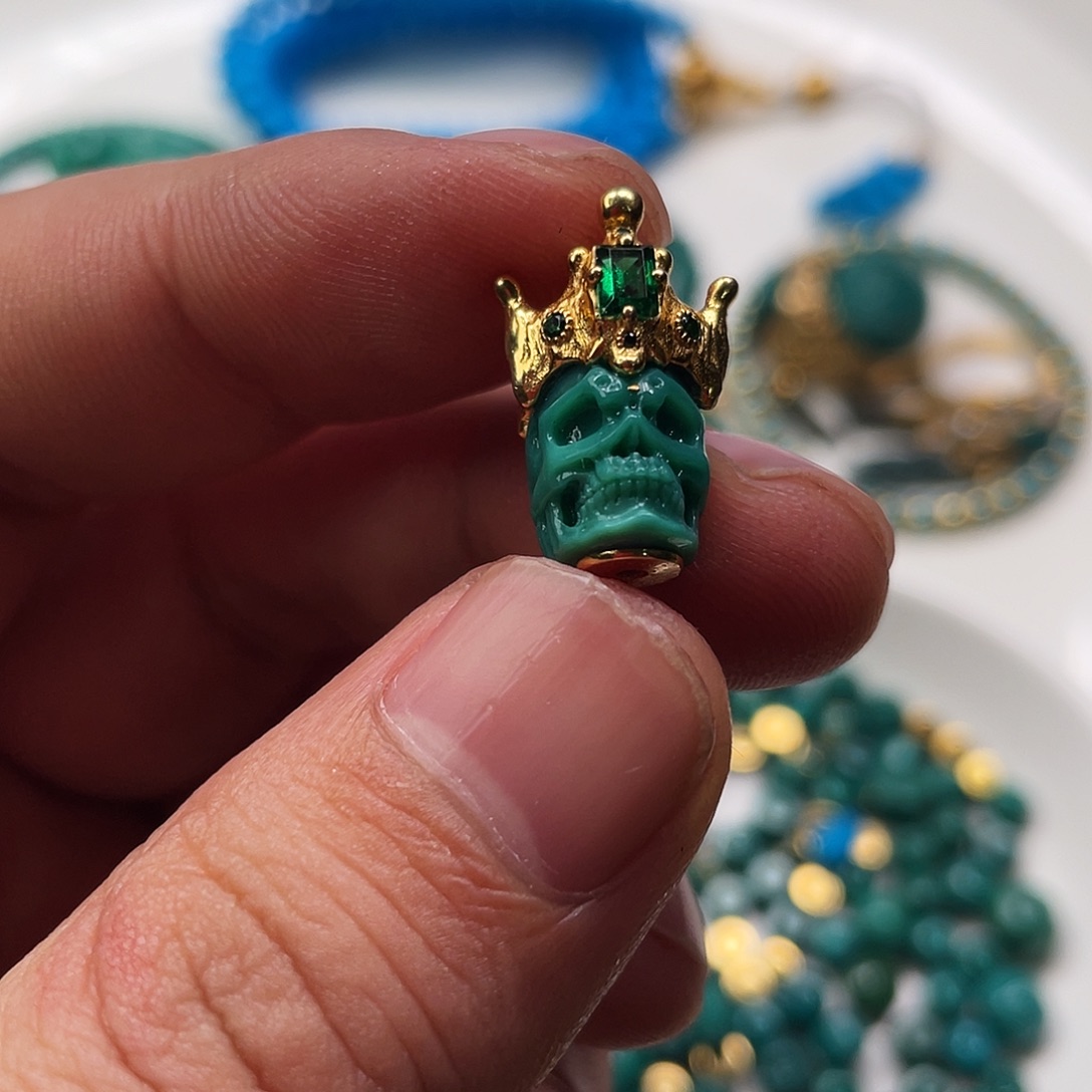 刚***好绿松石18K金镶嵌袁威翔骷髅