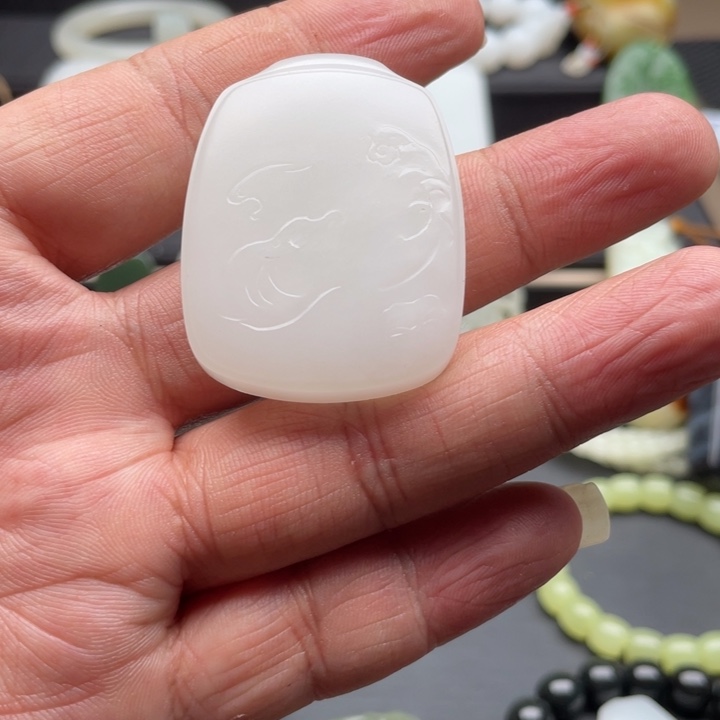 和田玉（糖玉）未镶嵌颈饰和田玉无事牌