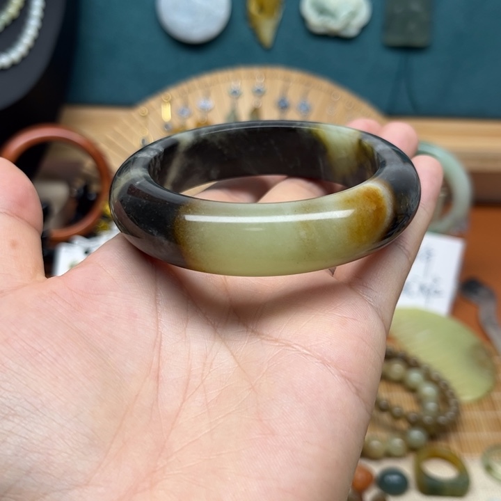 蛇纹石玉手镯未镶嵌