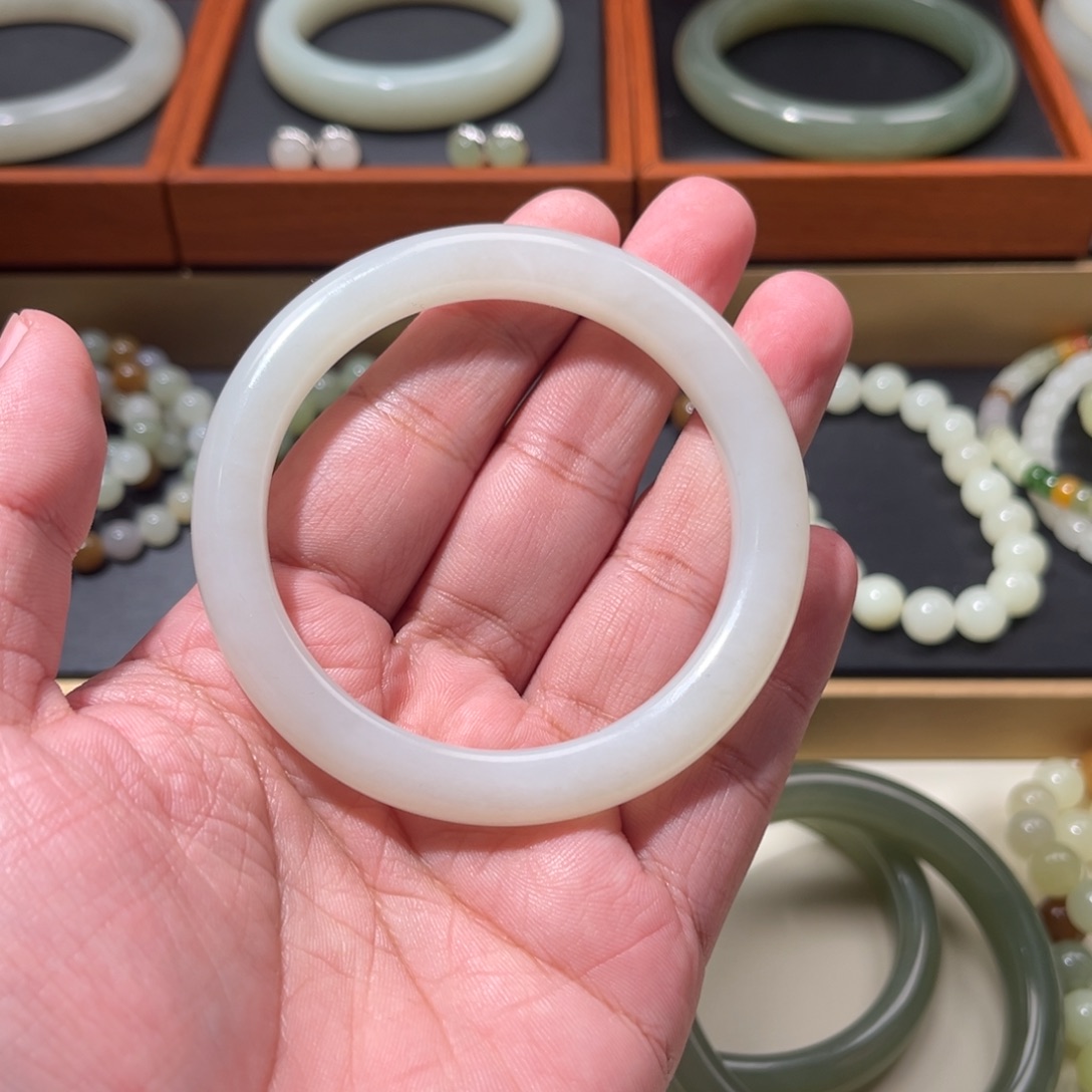 和田玉未镶嵌手镯