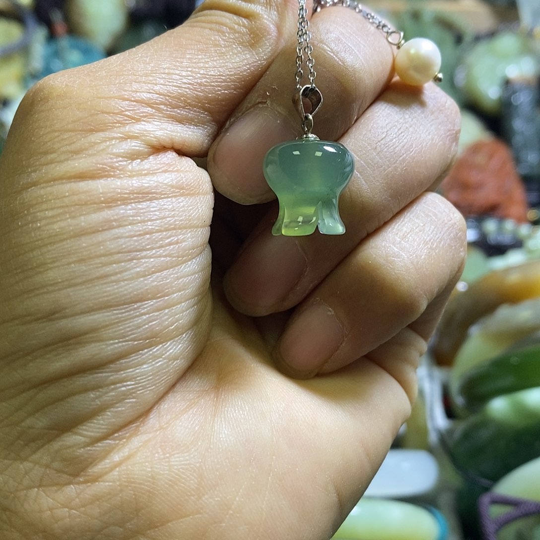 岫玉未镶嵌挂件一个