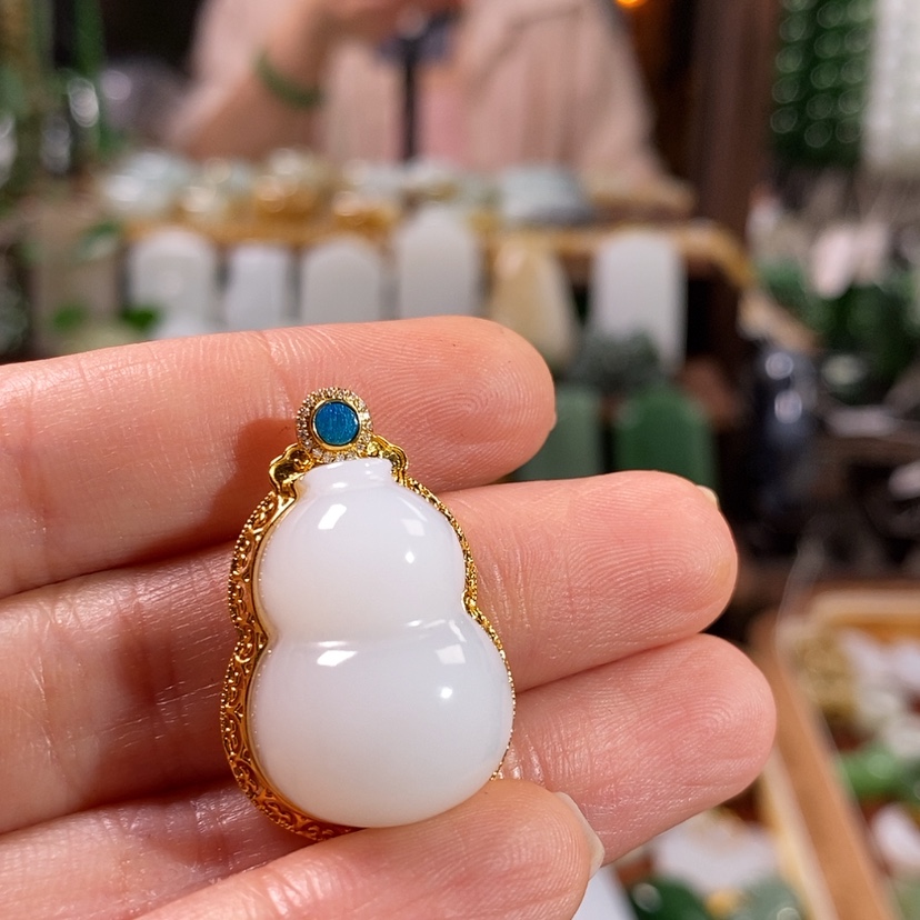 【闪购商品】和田玉18K金镶嵌颈饰每****?