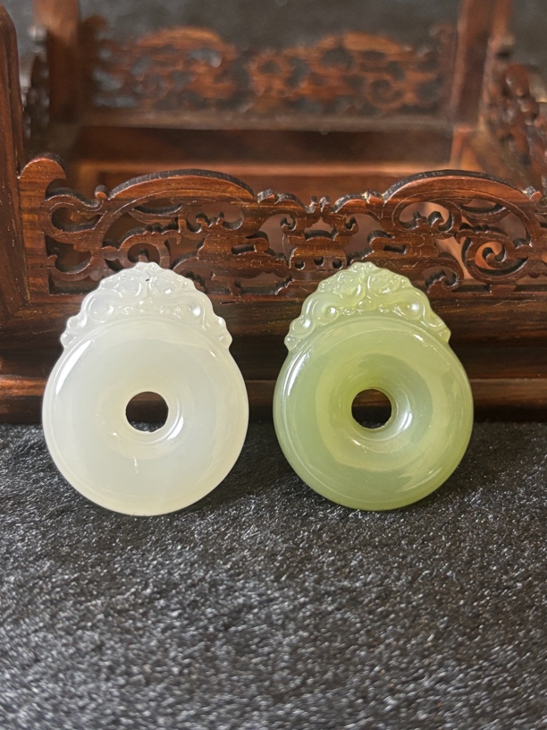 和田玉龙凤呈祥高冰龙凤平安扣35mm吊坠（多样性发货发其一
