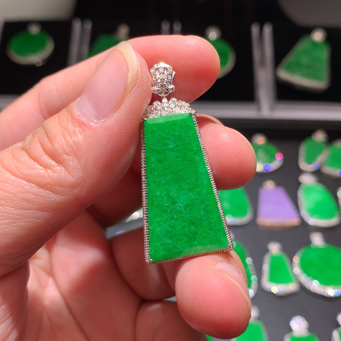 翡翠颈饰18K金镶嵌翡翠