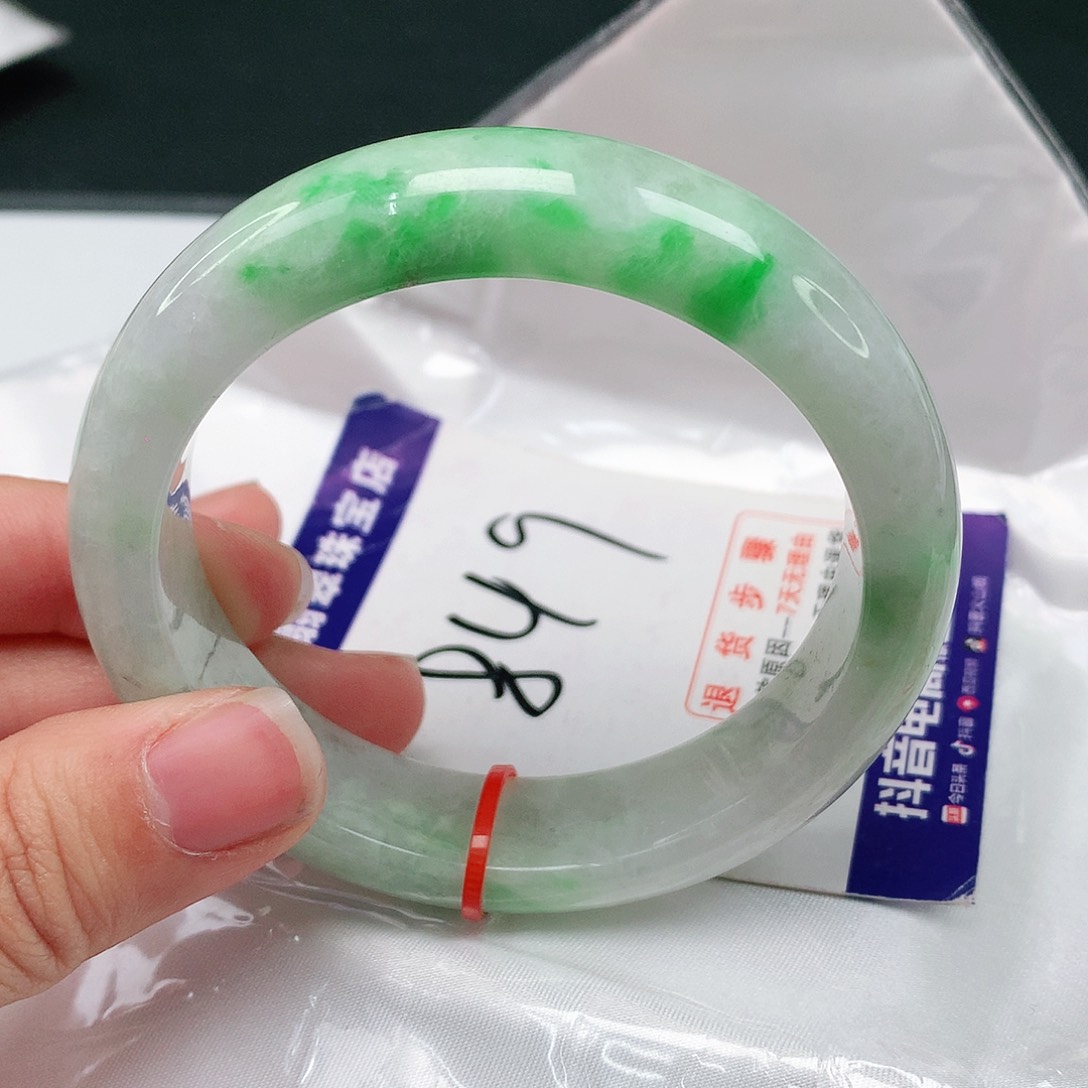 翡翠手镯未镶嵌翡翠