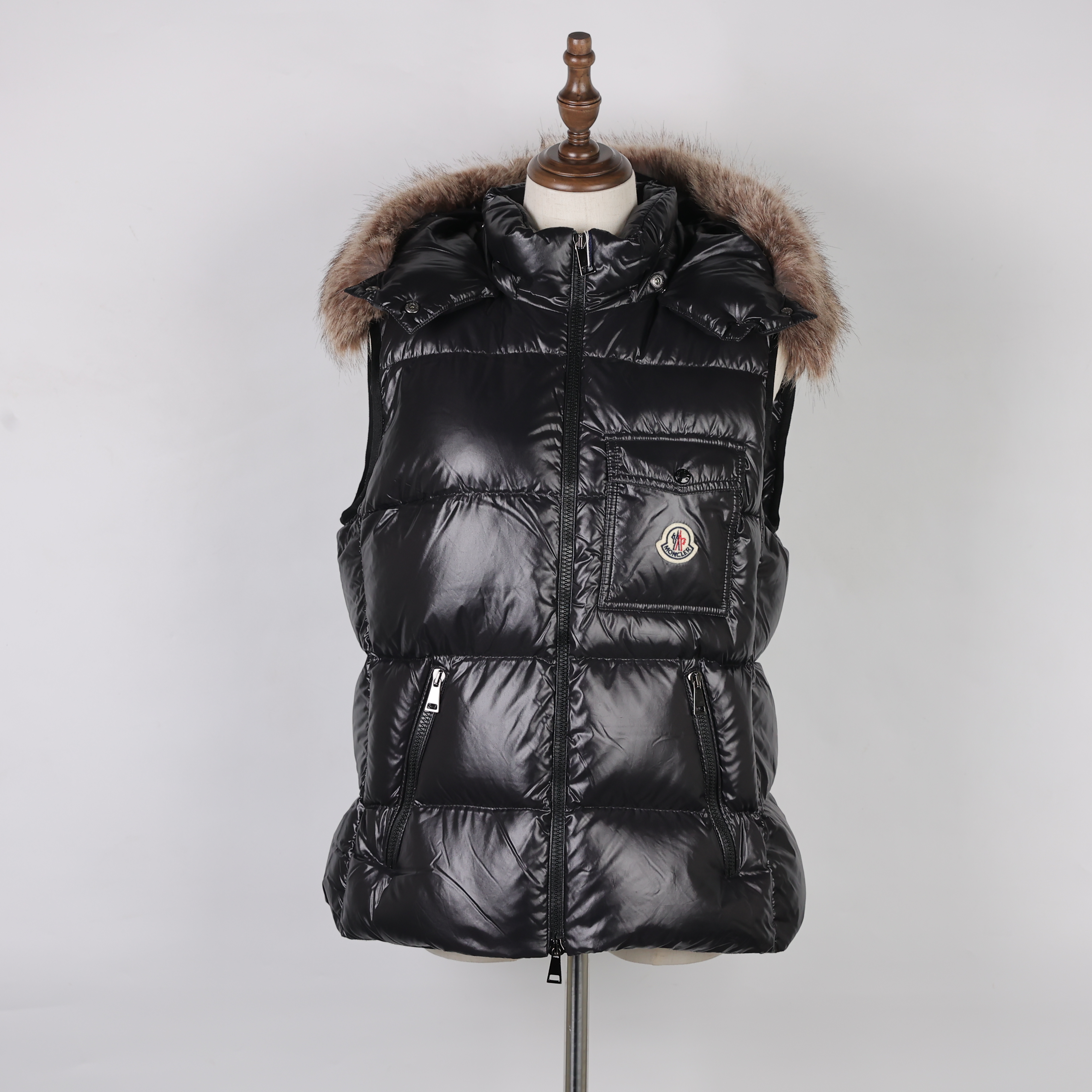 99新 MONCLER 羽绒/25110705黑色羽绒马甲4码口袋徽标连帽短款