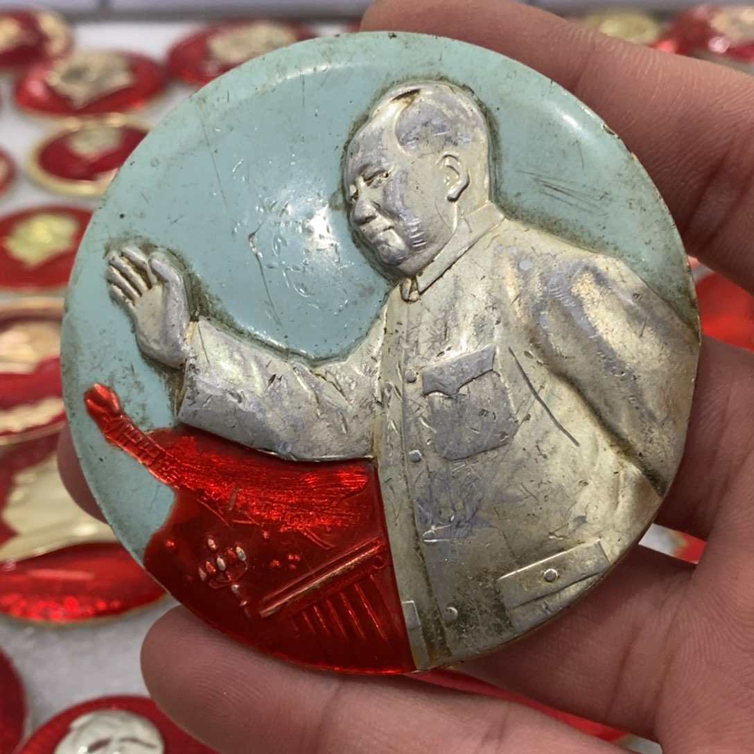 铝春*红色纪念章挥手