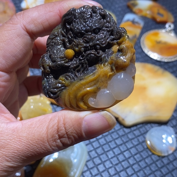 石英质玉（黄龙玉）未镶嵌颈饰