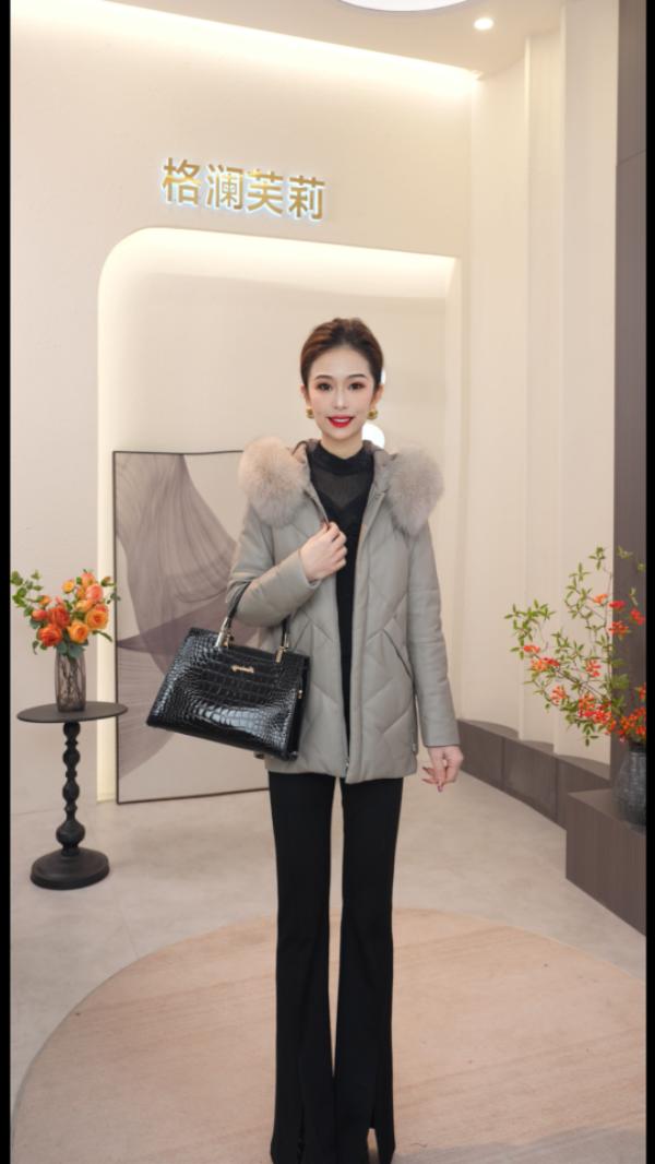 格澜芙莉2025年海宁冬季新款气质修身时尚高级毛领外套皮羽绒服