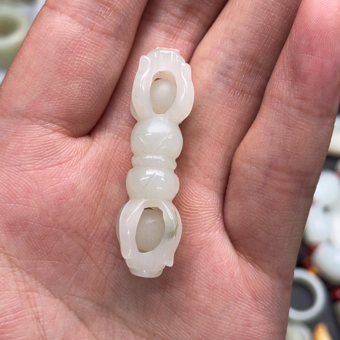 大***贝摆出一个人的感觉真