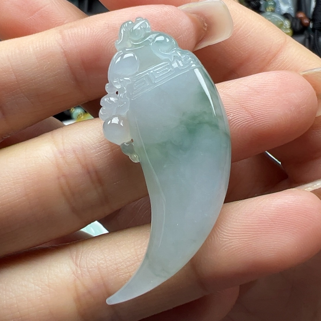 翡翠未镶嵌颈饰龙牙