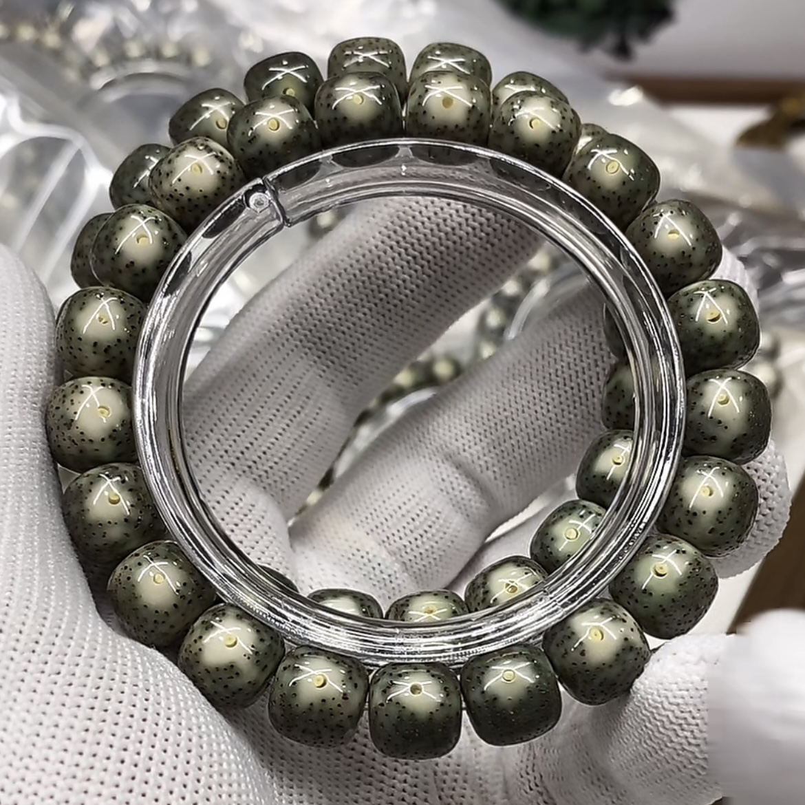 186 石玉料同枝绿包白星月菩提手串 11*10mm