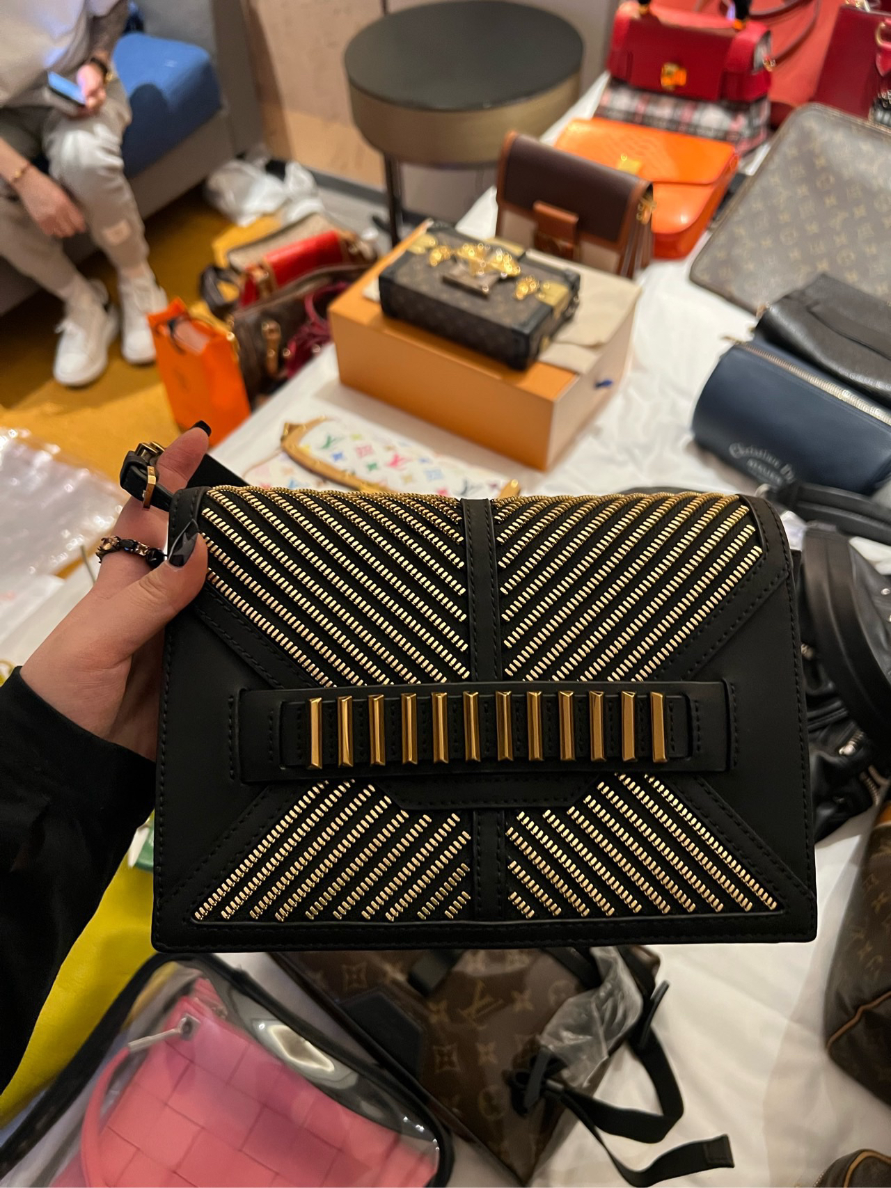95新 MCM MCM限定金属朋克铆钉斜挎包