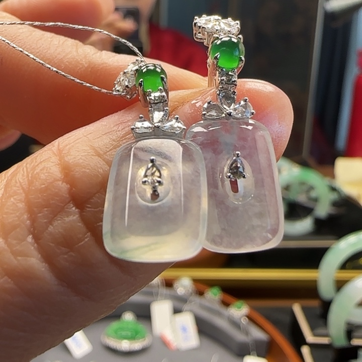 翡翠颈饰未镶嵌福贝