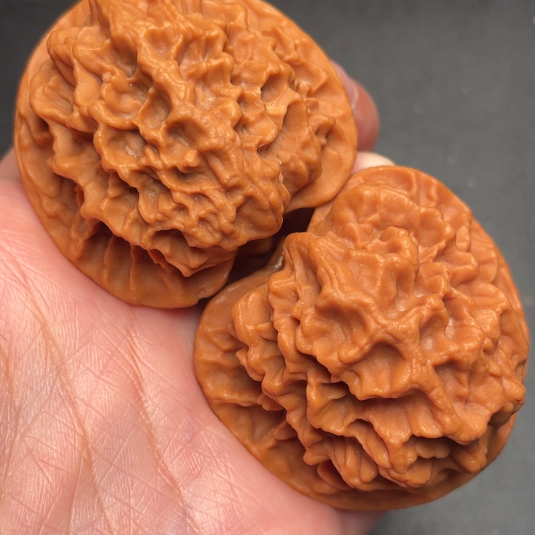 文玩核桃把件秦岭野生文玩核桃