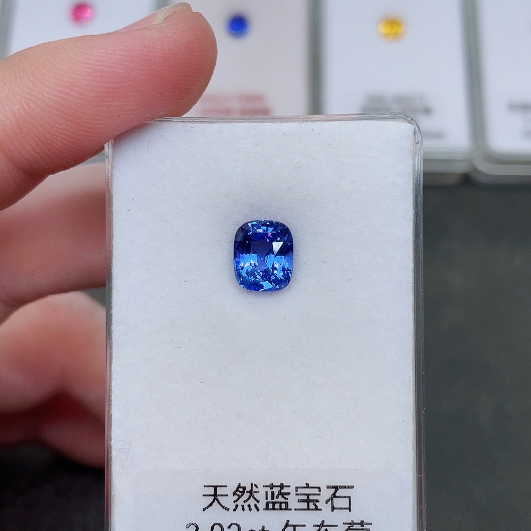 蓝宝石裸石未镶嵌3.02克拉矢车菊