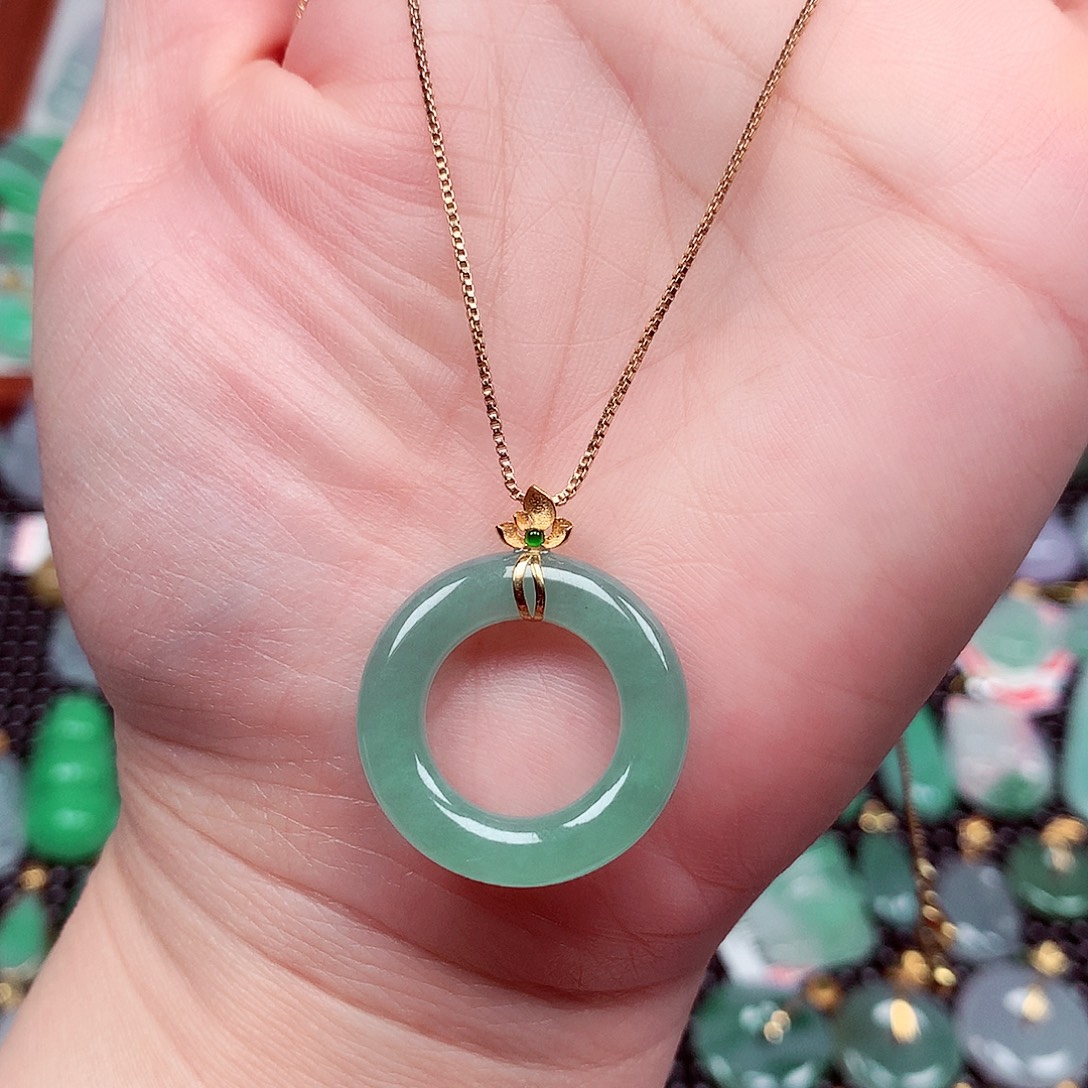 翡翠18K金镶嵌颈饰