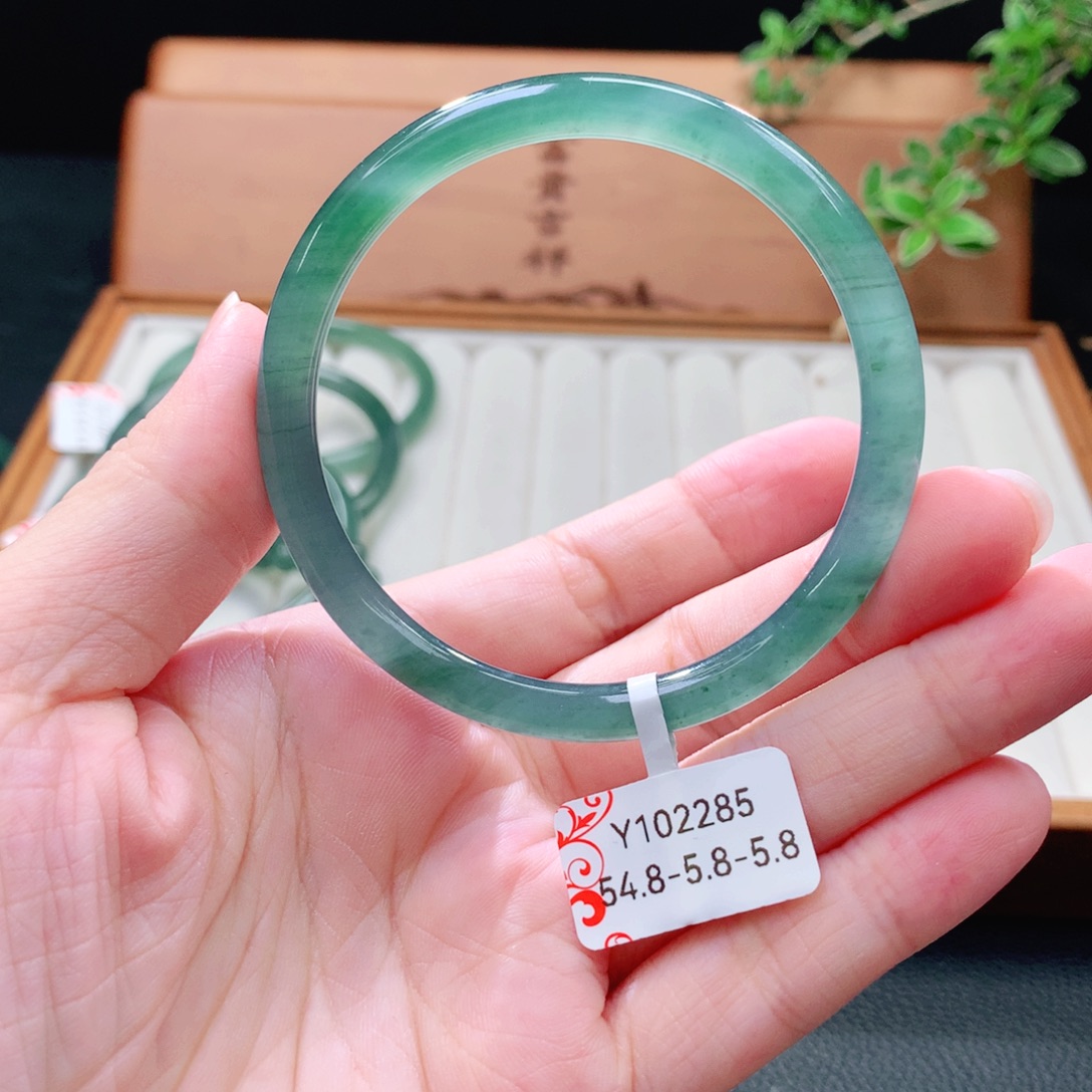 未镶嵌手镯（圆镯）翡翠