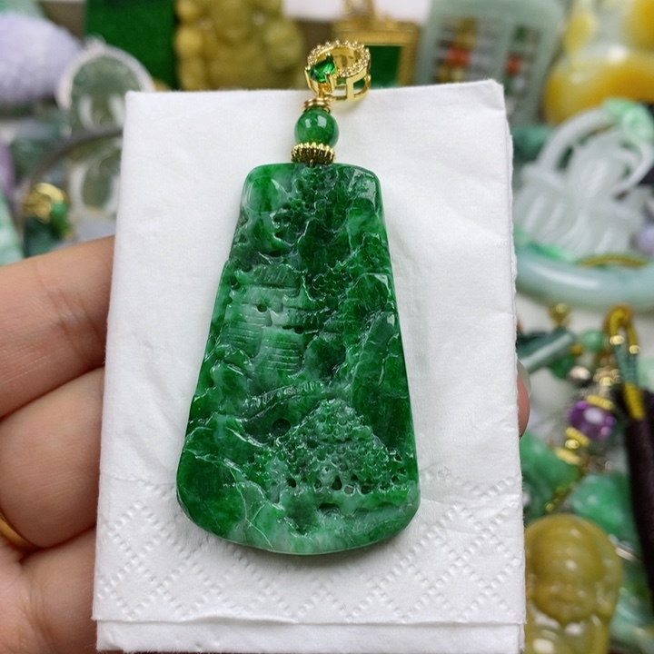 翡翠吊坠(赠链)未镶嵌红**柜