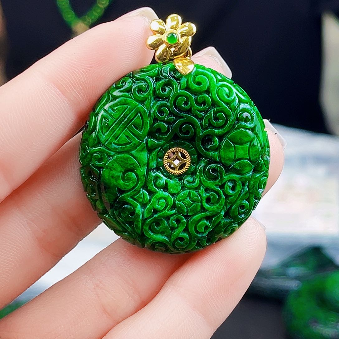 颈饰18K金镶嵌翡翠多样性