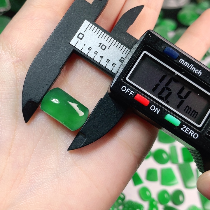 翡翠未镶嵌颈饰16.4*9.5*4.9