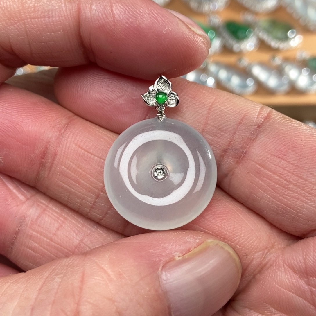 颈饰18K金镶嵌翡翠平安扣