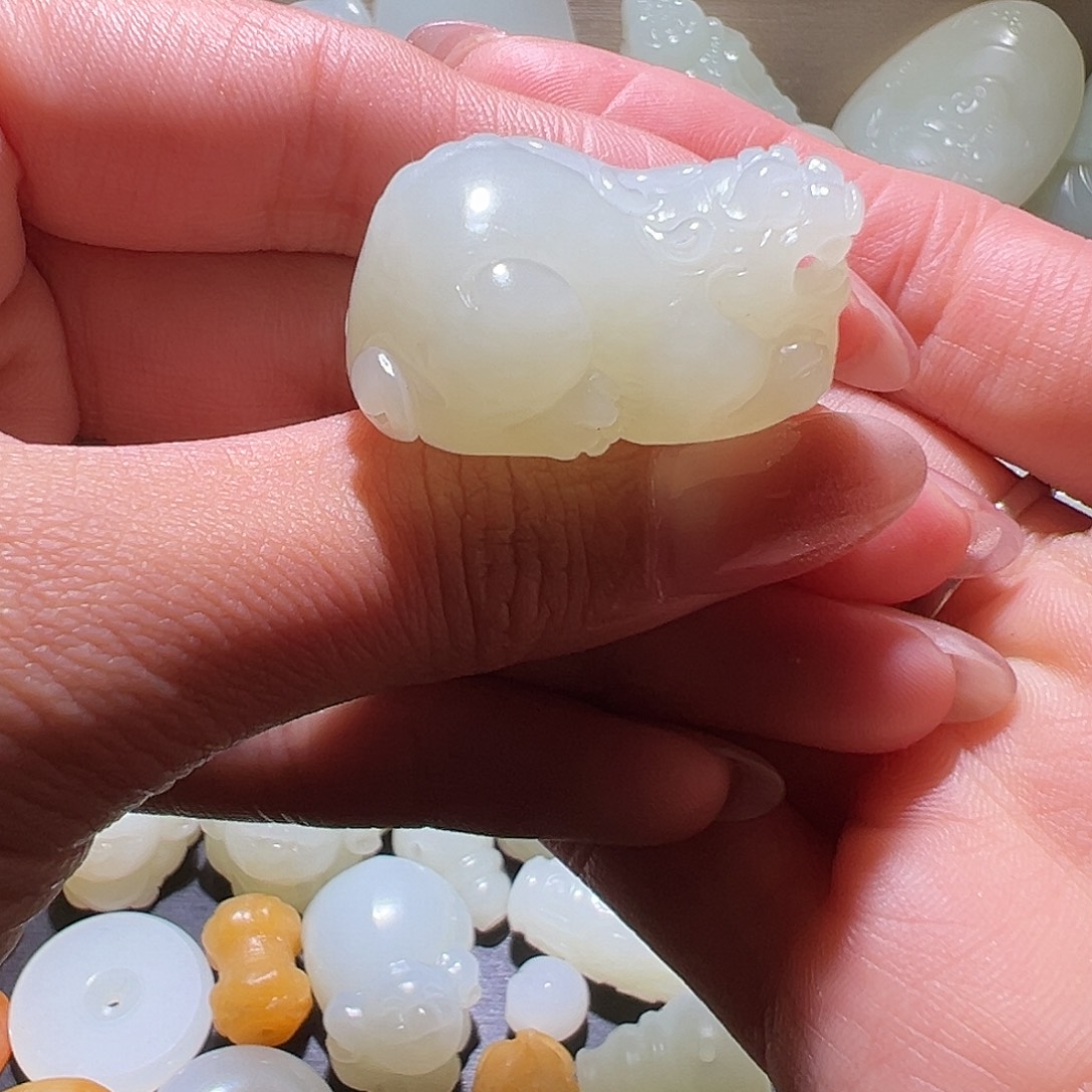 曹***。和田玉未镶嵌颈饰