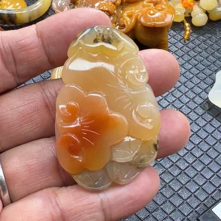 石英质玉（黄龙玉）颈饰未镶嵌