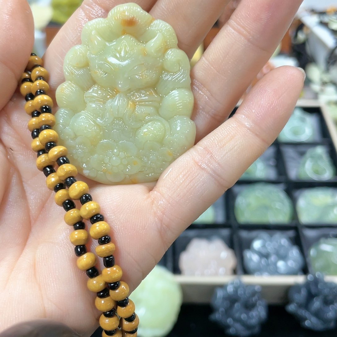 蛇纹石玉颈饰未镶嵌