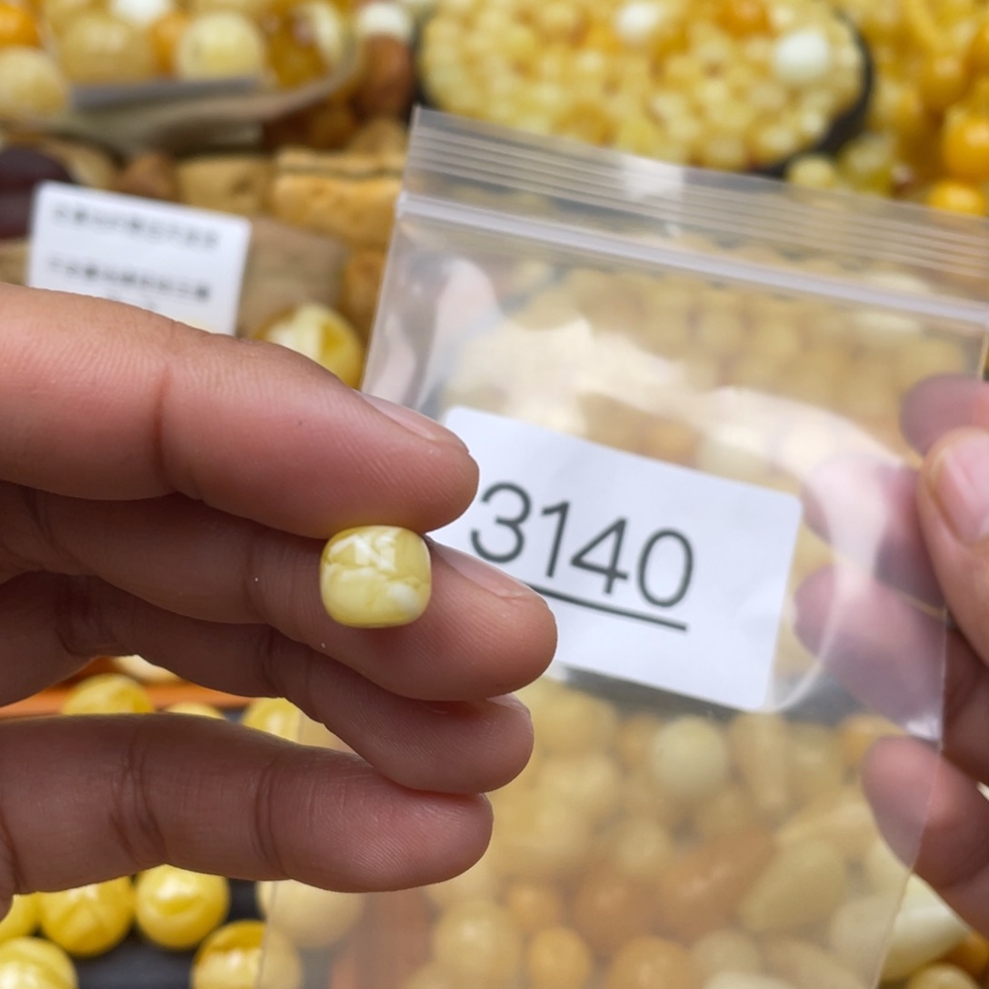 琥珀珠宝奇石未镶嵌小**.