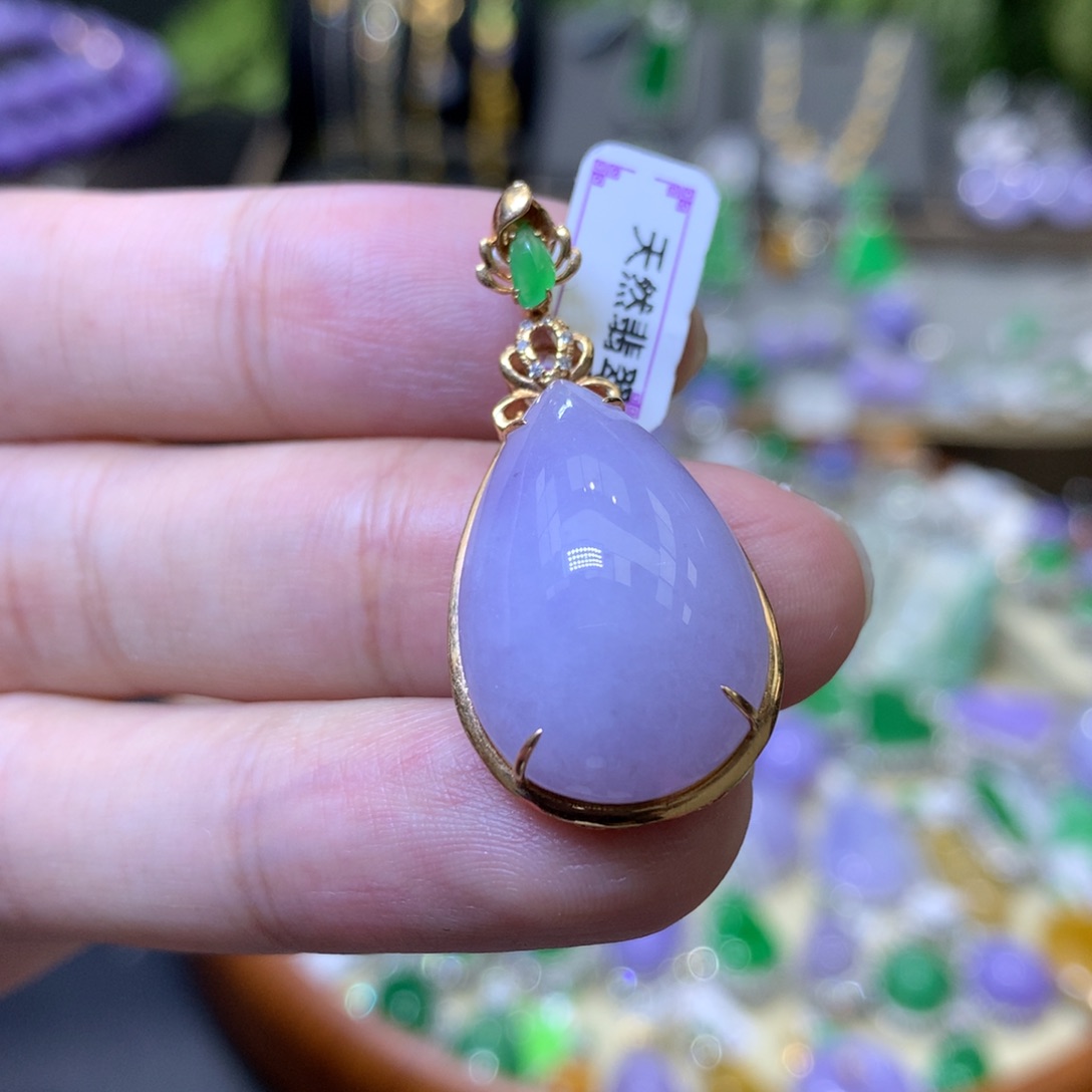 颈饰18K金镶嵌翡翠