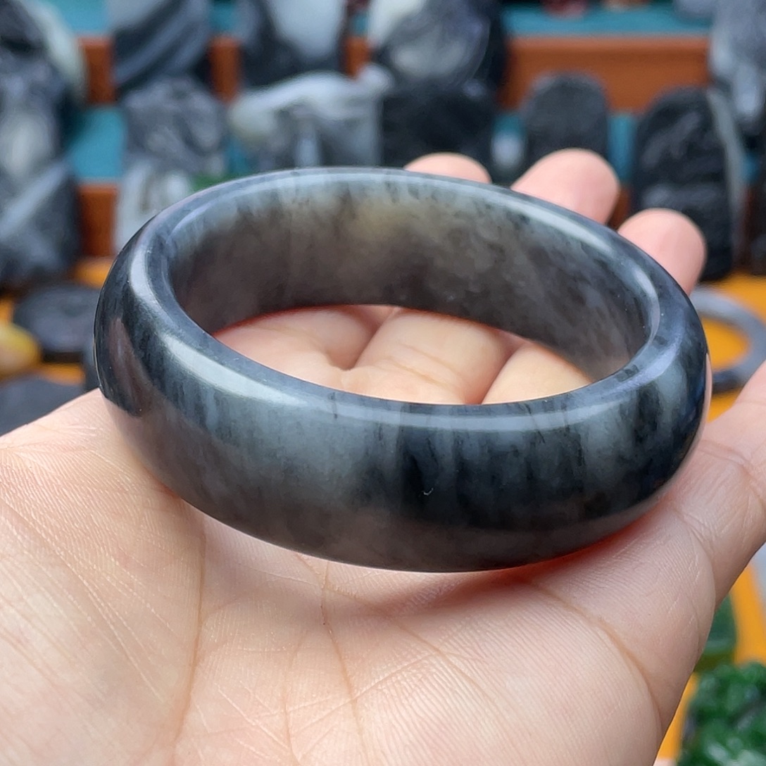 余***年和田玉未镶嵌手镯