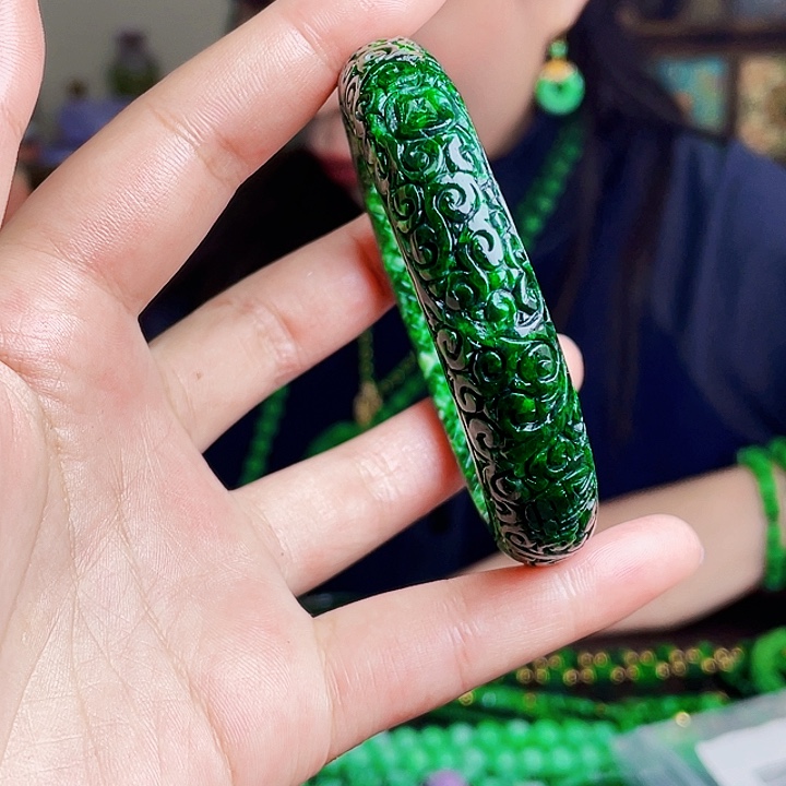 翡翠未镶嵌颈饰多样性