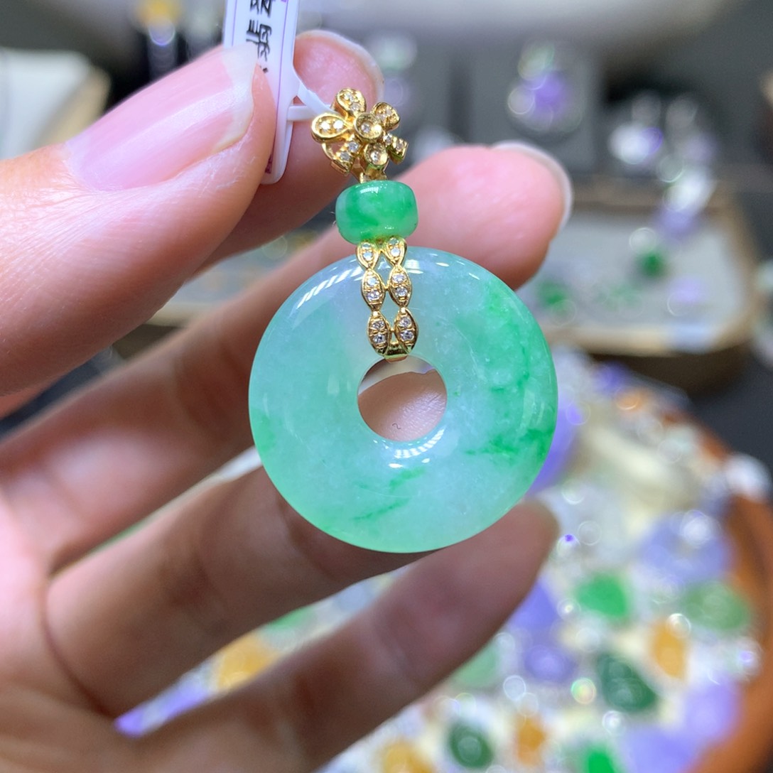 【闪购商品】翡翠颈饰18K金镶嵌翡翠吊坠项链