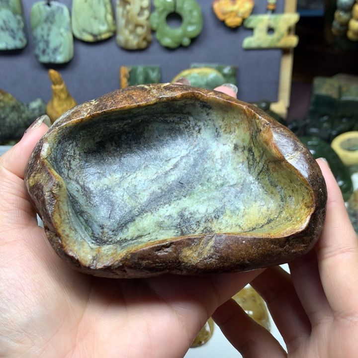 透闪石质玉未镶嵌颈饰