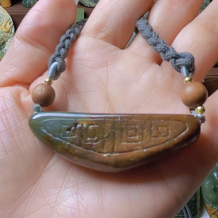 未镶嵌岫岩河磨玉（透闪石质玉）把件