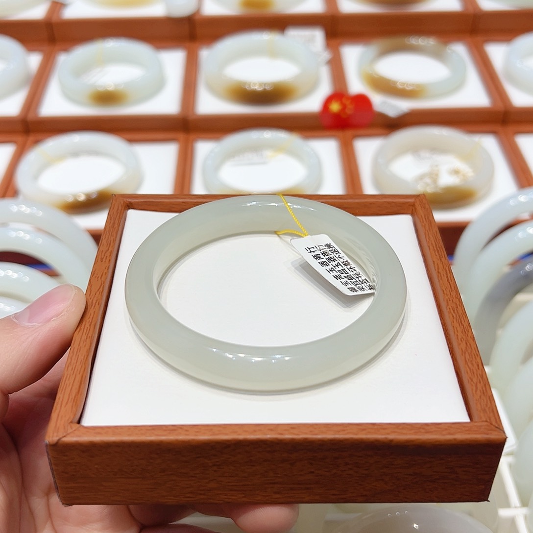 和田玉手镯未镶嵌荔枝冻