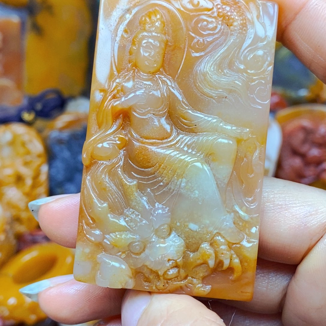 未镶嵌石英质玉（黄龙玉）颈饰